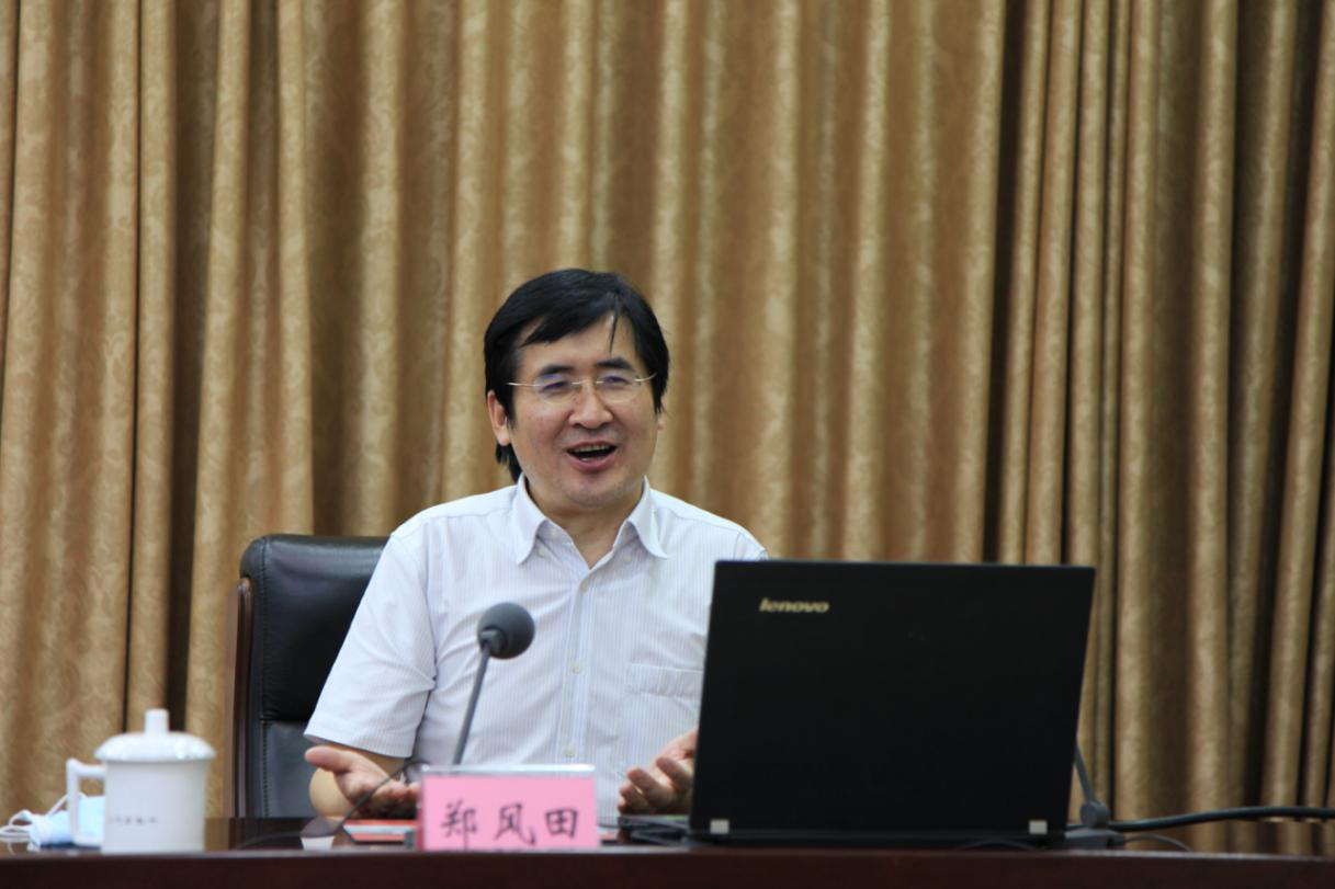 郑风田教授作专题讲座